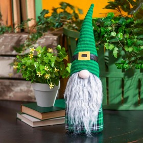  Acentos decorativos para ambientes internos | Gnomo de pelúcia do Dia de São Patrício da Plow & Hearth