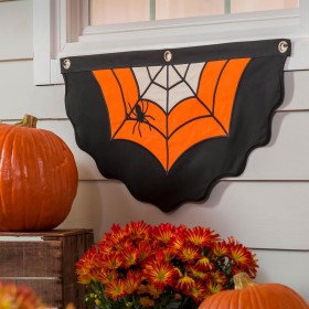  Bandeirinhas e faixas de porta para áreas externas | Bandeirinhas de algodão com teia de aranha para Halloween da Plow & Hearth