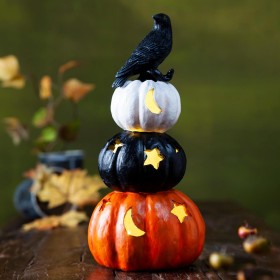  Accenti decorativi per interni | Zucche di Jack O'lantern in resina a LED da 10,35" con decorazione da tavolo a forma di corvo Plow & Hearth