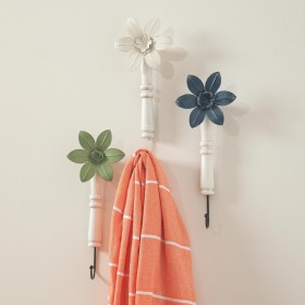  Arte murale per interni | Ganci da parete a forma di fiore in metallo e legno multicolore Plow & Hearth, set da 3