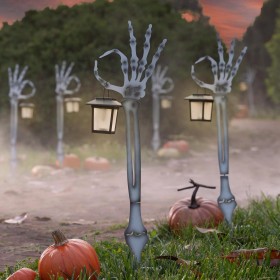  Picchetti da giardino per esterni | Picchetti in metallo a forma di scheletro per Halloween di Plow & Hearth con lanterne solari, set da 2