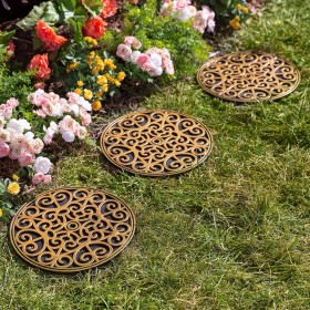  Percorsi e gradini per esterni | Plow & Hearth gradini in gomma riciclata, set da 3 - Medaglione dorato