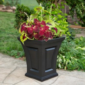  Fioriere e supporti per piante da esterno | Fioriera alta autoirrigante Plow & Hearth Surfside, altezza 45 cm