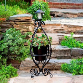  Fioriere e supporti per piante da esterno | Supporto per piante in ferro battuto nero Plow & Hearth con luce solare