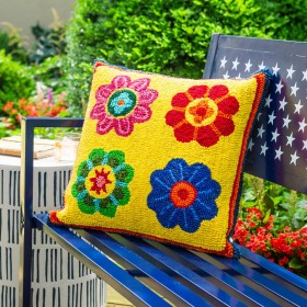  Utendørsliv Utendørs pynteputer | Plow & Hearth Innendørs/utendørs Palermo Blomstermønstret Hooked Polypropylen pyntepute