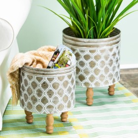 Utendørs blomsterkasser og plantestativer | Plow & Hearth preget metallplantekasse med treben, sett med 2