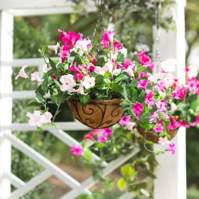  Utendørs blomsterpotter og plantestativer | Hengekurv i form av imitert petunia fra Plow & Hearth