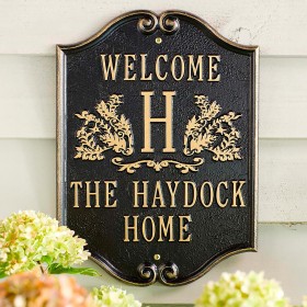  야외 생활용 주소 표지판 및 벽면 플라크 | 플라우 & 하스 주조 알루미늄 모노그램 환영 플라크 (모노그램 포함)