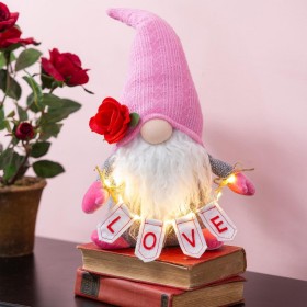  Acentos decorativos para interiores | Decoración de mesa con gnomos de San Valentín iluminados de Plow & Hearth