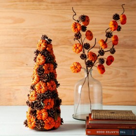  Acentos decorativos para interiores | Árbol de mesa con calabaza naranja y piña de Plow & Hearth