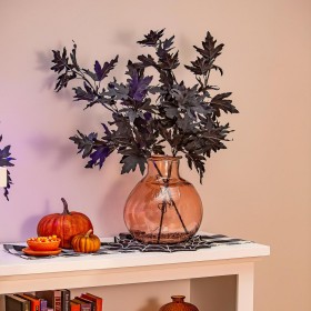  Flores y plantas artificiales para interiores | Rama artificial de arce de Halloween de Plow & Hearth, con luces LED que cambian de color para interior y exterior, 84 cm de alto