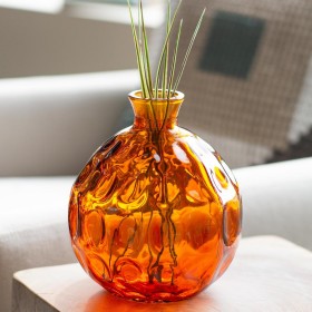  Jardineras y jarrones para interiores | Jarrón redondo Dune de vidrio reciclado con hoyuelos, 19 cm de alto, de Plow & Hearth