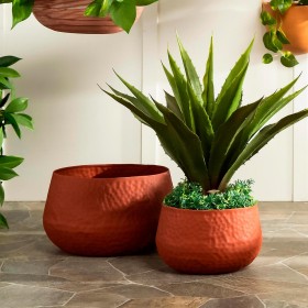  Jardineras y jarrones para interiores | Jardineras metálicas anidadas Plow & Hearth para interior y exterior con acabado terracota (juego de 2)
