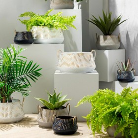  Jardineras y jarrones para interiores | Jardineras metálicas multicolores Plow & Hearth, juego de 3