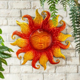  Arte mural para interiores | Decoración de pared de metal y vidrio con diseño de sol de Plow & Hearth