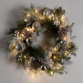  Coronas para interiores | Corona navideña de hoja perenne plateada iluminada de Plow & Hearth