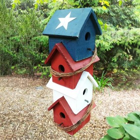  Casas para pájaros al aire libre | Casa para pájaros colgante de madera de cuatro pisos con temática patriótica americana de Plow & Hearth