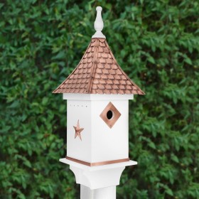  Casas para pájaros al aire libre | Casa para pájaros estilo villa blanca de Plow & Hearth con techo y detalles de cobre martillado a mano