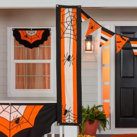  Banderines y pancartas para puertas para exteriores | Banderines de algodón con diseño de telaraña de Halloween de Plow & Hearth