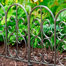  Cercas y bordes para jardín al aire libre | Bordes de hierro forjado Plow & Hearth Montebello