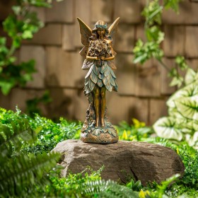  Estatuas de jardín para exteriores | Estatua de hada brillante de resina Plow & Hearth, 35 cm de alto