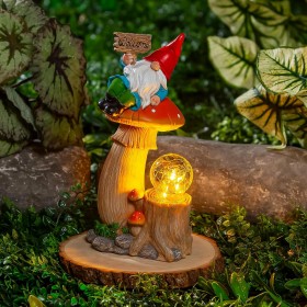  Estatuas de jardín para exteriores | Estatua solar de resina de gnomo sobre hongo de Plow & Hearth, 23 cm de alto