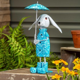  Estatuas de jardín para exteriores | Estatua de perro impermeable de metal con paraguas de Plow & Hearth, 40,6 cm de alto