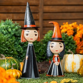  Estatuas de jardín para exteriores | Estatua de bruja de metal con sombrero negro de Plow & Hearth