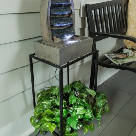  Fuentes para exteriores | Fuente de cascada Plow & Hearth con macetero