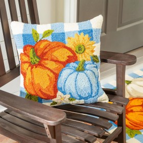  Cojines decorativos para exteriores | Plow & Hearth - Cojín decorativo de polipropileno con diseño de calabazas para interiores y exteriores, 45 x 45 cm