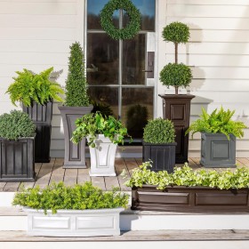  Jardineras y soportes para plantas para exteriores | Jardinera de ventana con autorriego Chadwick de Plow & Hearth con soportes para colgar, 9,5 cm de largo