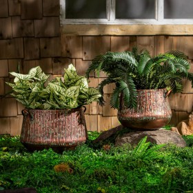  Jardineras y soportes para plantas para exteriores | Jardinera acanalada con relieve de Plow & Hearth y asas (juego de 2)