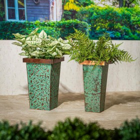  Jardineras y soportes para plantas para exteriores | Jardinera cuadrada con puerta en relieve de Plow & Hearth, juego de 2 unidades