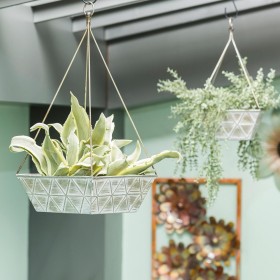 Jardineras y soportes para plantas para exteriores | Jardinera metálica con relieve geométrico de Plow & Hearth (juego de 2)