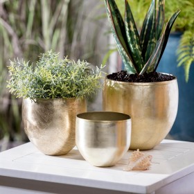  Jardineras y soportes para plantas para exteriores | Jardinera de metal esmaltado Plow & Hearth, plateada, juego de 3 unidades