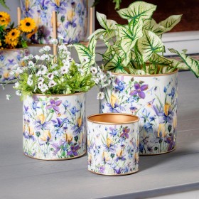  Jardineras y soportes para plantas para exteriores | Jardineras metálicas Plow & Hearth en color lila dorado (juego de 3)