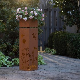  Jardineras y soportes para plantas para exteriores | Jardinera metálica iluminada para interior y exterior de Plow & Hearth con diseño de libélula