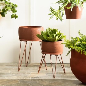  Jardineras y soportes para plantas de exterior | Jardineras Plow & Hearth para interior y exterior con patas y acabado terracota (juego de 2)