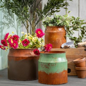  Jardineras y soportes para plantas para exteriores | Jardinera metálica en forma de jarra Plow & Hearth, color lavado, juego de 3