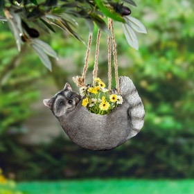  Jardineras y soportes para plantas para exteriores | Jardinera colgante con diseño de mapache de Plow & Hearth con yute