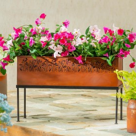  Jardineras y soportes para plantas para exteriores | Jardinera rectangular de metal Plow & Hearth con flores cortadas a láser