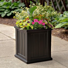  Jardineras y soportes para plantas para exteriores | Jardinera con riego automático Plow & Hearth Lexington, 16" cuadrados