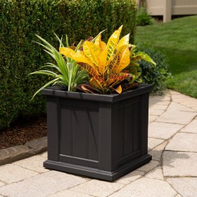  Jardineras y soportes para plantas para exteriores | Jardinera autorriego Plow & Hearth Lexington, 14" cuadrados
