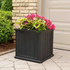  Jardineras y soportes para plantas para exteriores | Jardinera con riego automático Plow & Hearth Lexington, 20" cuadrados