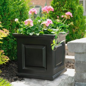  Jardineras y soportes para plantas para exteriores | Jardinera con riego automático Chadwick de Plow & Hearth, 16" cuadrados