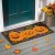  Alfombras y felpudos con ganchos | Plow & Hearth - Alfombra decorativa de polipropileno con ganchos, diseño de calabaza Jack-O-Lantern, para interiores y exteriores, 61 x 107 cm