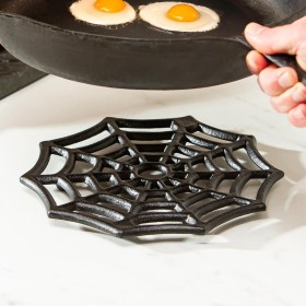 Kuchyňské a zábavní podložky a držáky na lžíce | Kovová podložka Plow & Hearth Spider Web, délka 8,25"