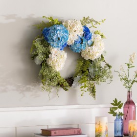  Kranse til indendørs brug | Plow & Hearth blå og hvid kunstig hortensia-krans med grønne planter