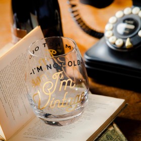 Køkken- og underholdningsvinglas | Plow & Hearth stilkløs vinglas med æske, 473 ml, Jeg er ikke gammel, jeg er vintage