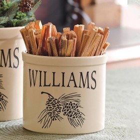  Ulkotilojen istutusastiat ja kasvitelineet | Plow & Hearth -käsintehty Yhdysvalloissa valmistettu kaksinkertainen männynkäpy, personoitu 2 gallonan saviastia